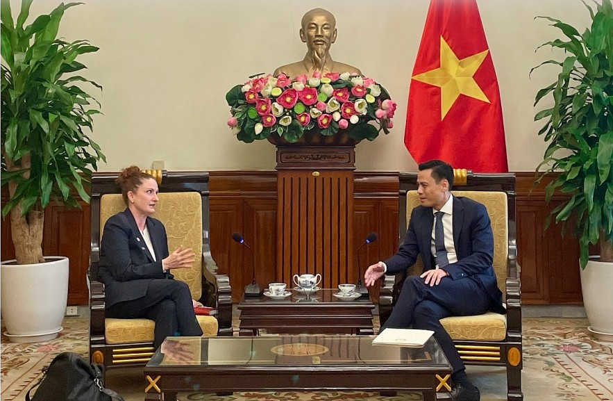 Deputy Minister of Foreign Affairs Dang Hoang Giang (R) and New Zealand Ambassador to Vietnam Caroline Beresford during their meeting in Hanoi on August 20. (Photo: MOFA) Deputy Minister of Foreign Affairs Dang Hoang Giang (R) and New Zealand Ambassador to Vietnam Caroline Beresford during their meeting in Hanoi on August 20. (Photo: MOFA)