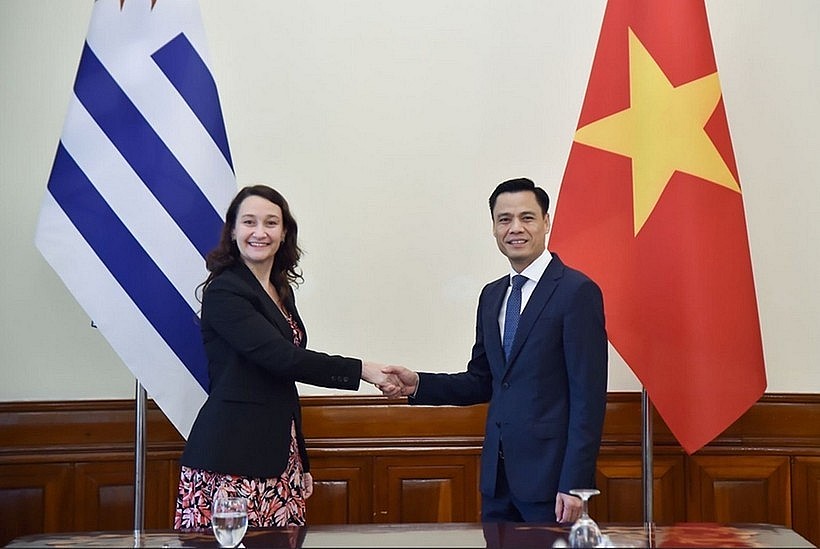 Deputy Minister of Foreign Affairs Dang Hoang Giang (R) and his Uruguayan counterpart Valeria Csusaki Cabrera. (Photo: VNA) Deputy Minister of Foreign Affairs Dang Hoang Giang (R) and his Uruguayan counterpart Valeria Csusaki Cabrera. (Photo: VNA)