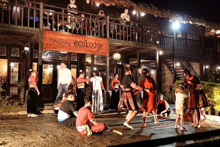 Foreign tourists participate in traditional bamboo dancing at Mai Chau Ecolodge Resort. Photo: MT/Tienphong Foreign tourists participate in traditional bamboo dancing at Mai Chau Ecolodge Resort. Photo: MT/Tienphong