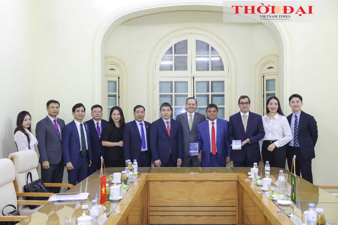 President of the Vietnam Union of Friendship Organizations Phan Anh Sơn (seventh from left) and Chairman of the Brazil–Vietnam Parliamentary Friendship Group Márcio Honaiser (eighth from left), together with other delegates, pose for a commemorative photo. (Photo: Đinh Hòa)