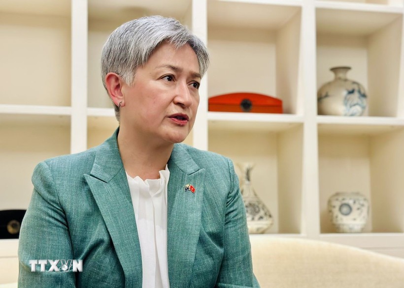 Australian Minister for Foreign Affairs Penny Wong talks to the press (Photo: VNA)