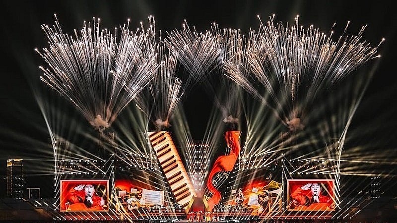 Brilliant fireworks lit up the sky at the art and political programme “Fatherland in Our Hearts” held on the evening of August 10, 2025, at My Dinh Stadium. (Photo: Phuong Anh)