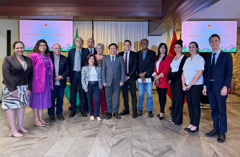 Brazilian journalists and the Ambassador pose for a commemorative photo. (Photo: Embassy of Vietnam in Brazil)