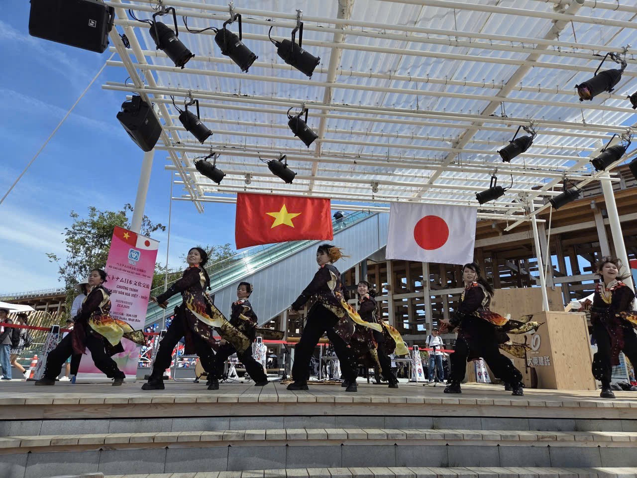 Yosakoi performance by the Nui Truc Sakura and Hanoi Sennen teams. (Photo: Vietnam Japan Cultural Association)