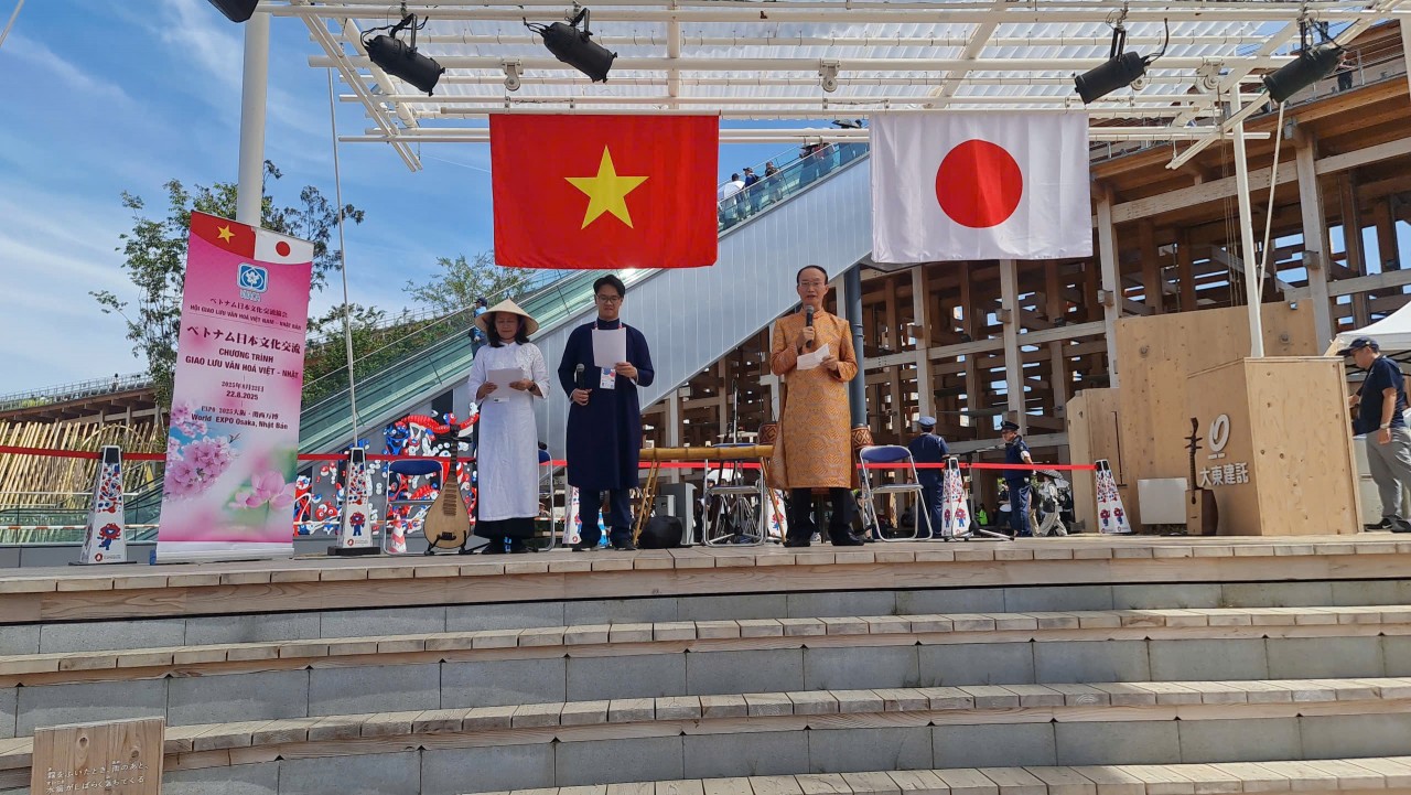 Chairman of the Vietnam Japan Cultural Association and Head of the Organizing Committee Le Ngoc Dinh, delivers the opening speech at the event during EXPO Osaka, Japan 2025. (Photo: Vietnam Japan Cultural Association)