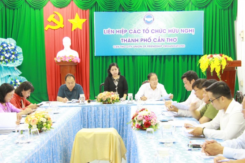 Le Thi Thanh Giang, Chairwoman of the Can Tho Union of Friendship Organizations, speaks at the meeting. (Photo: Ha Vy)