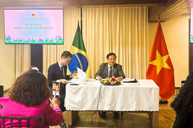 Sharing 80 Years of National Development Achievements with Brazilian Journalists