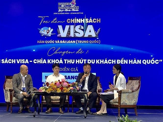 Representatives of management agencies and tourism promotion units participate in the discussion at the seminar. (Photo: VNA) Representatives of management agencies and tourism promotion units participate in the discussion at the seminar. (Photo: VNA)