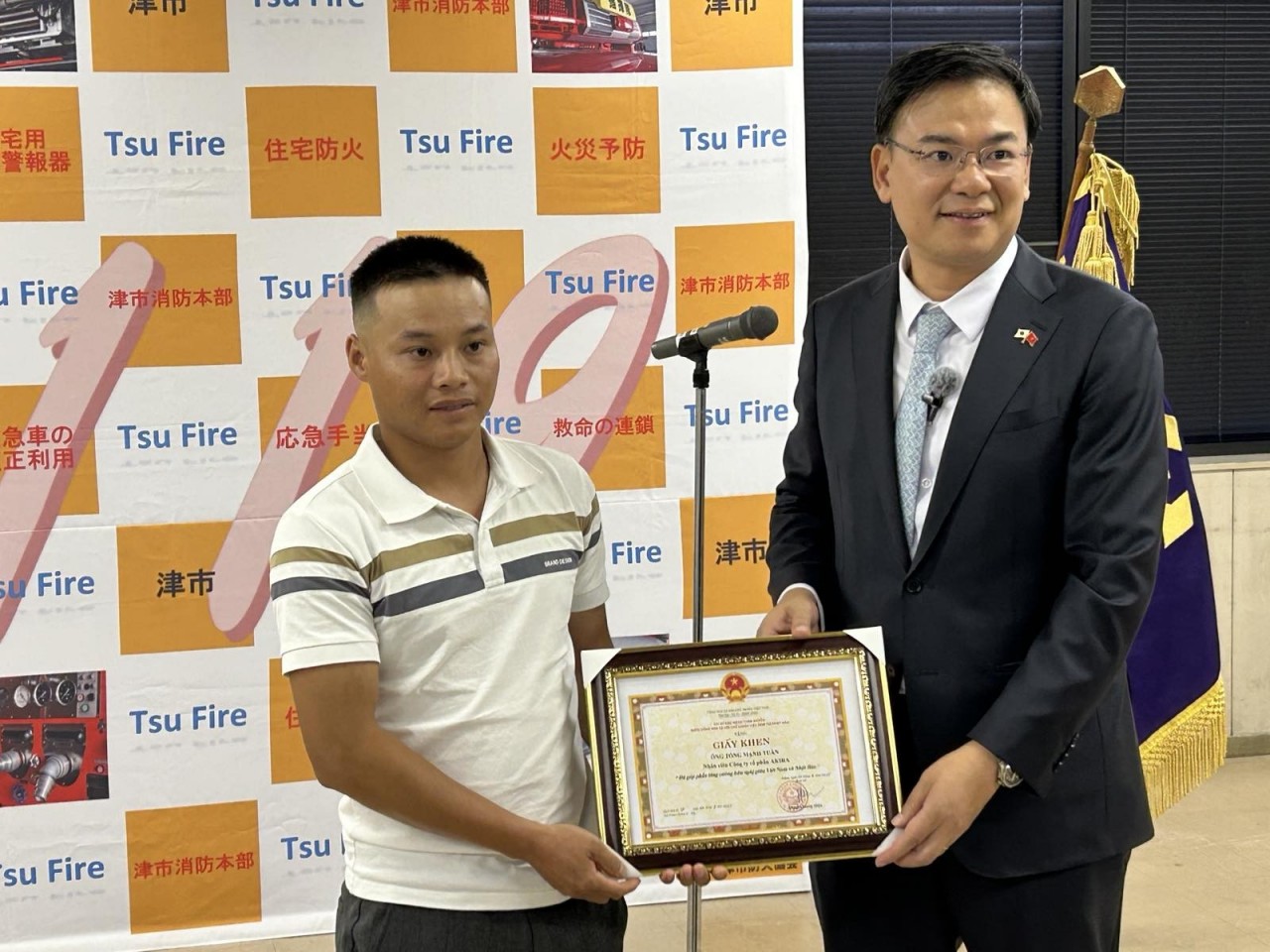 Two Vietnamese Youths Awarded For Bravery In Rescuing People In Japan