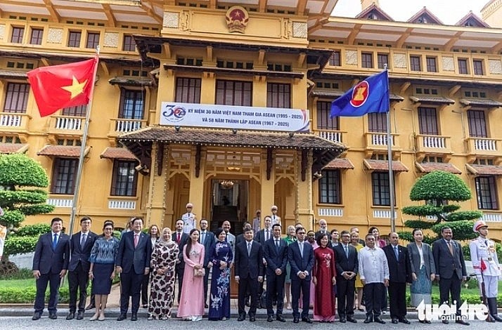 Delegates pose for a group photo at a flag-hoisting ceremony marking ASEAN’s 58th anniversary and 30 years of Vietnam’s accession to the bloc held in Hanoi. August 8, 2025. (Photo: tuoitre.vn)