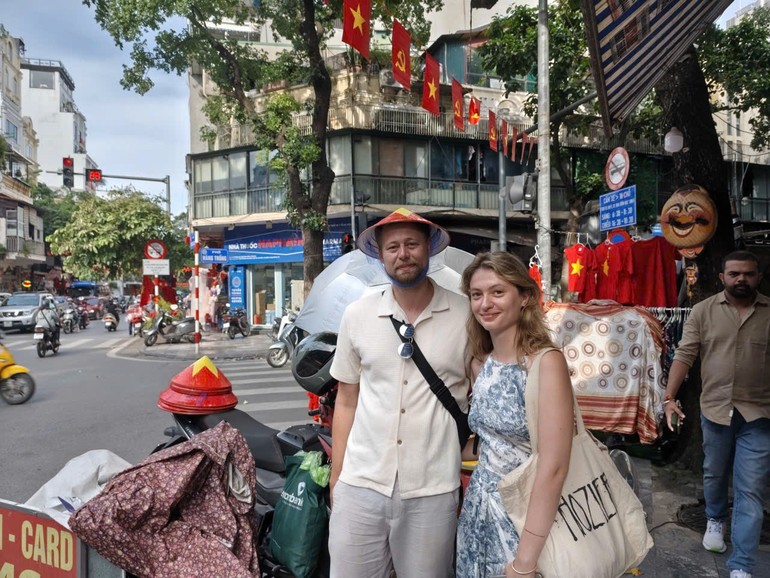 Guham and his girlfriend on the streets of Hanoi. (Photo: Van Thinh/Nhan Dan Newspaper)