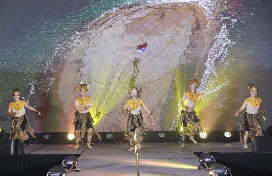 Pa-pua dance performance by officials of the Indonesian Embassy. (Photo: Dinh Hoa)