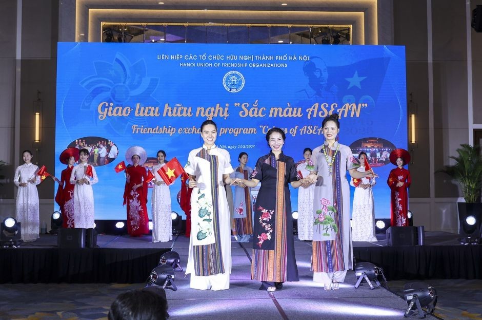 Vietnamese Ao Dai showcase. (Photo: Dinh Hoa)