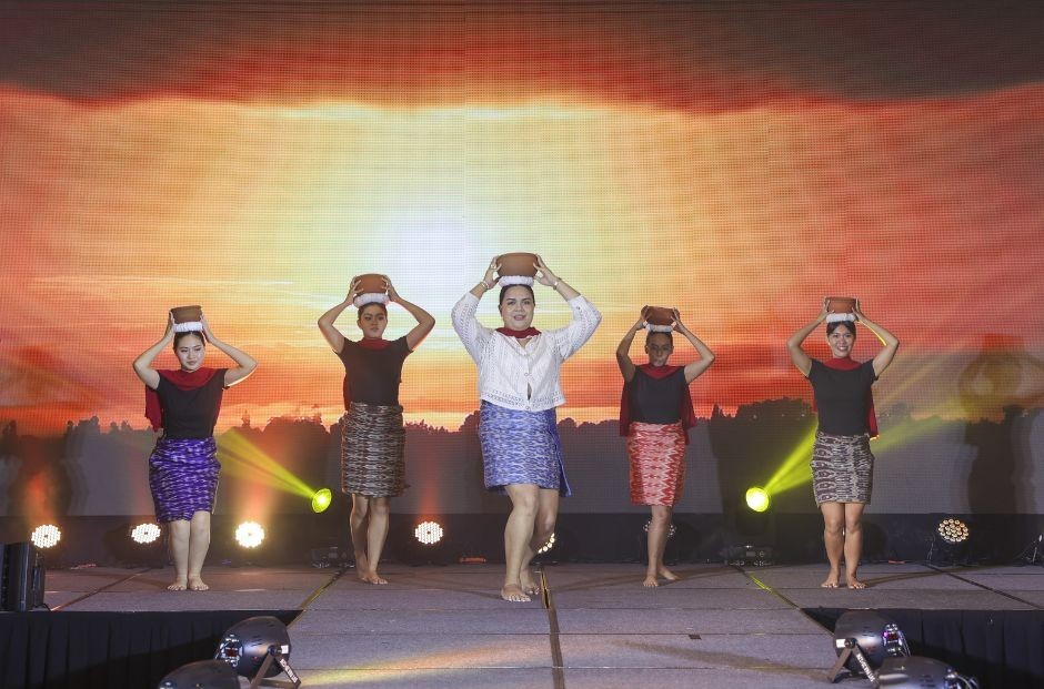 Francis Geren Sta Ana (center) with officials of the Philippine Embassy in Vietnam performing the Uyauy and Ragragsakan dances. (Photo: Dinh Hoa)