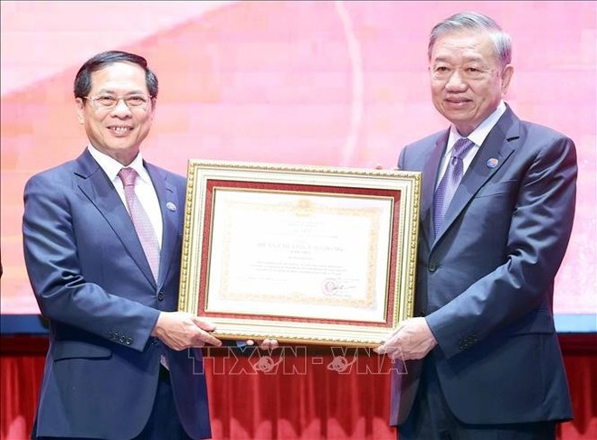 Party General Secretary To Lam presents the first-class Labour Order to the Ministry of Foreign Affairs (Photo: VNA)