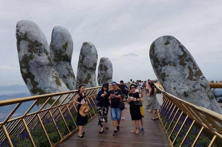 Tourists visiting the Golden Bridge in Da Nang (Photo: VGP/Luu Huong)