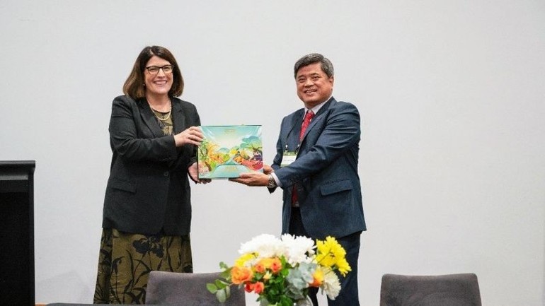 Deputy Minister of Agriculture and Environment, Dr. Tran Thanh Nam, and ACIAR CEO, Professor Wendy Umberger, representing the leadership of both sides. (Photo: Australian Embassy in Vietnam)