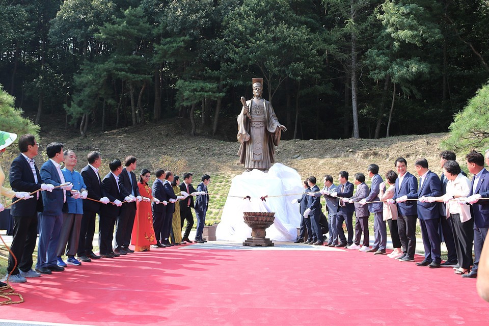 The installation ceremony of the statue of King Ly Thai To (Photo: Khanh Van/VNA)