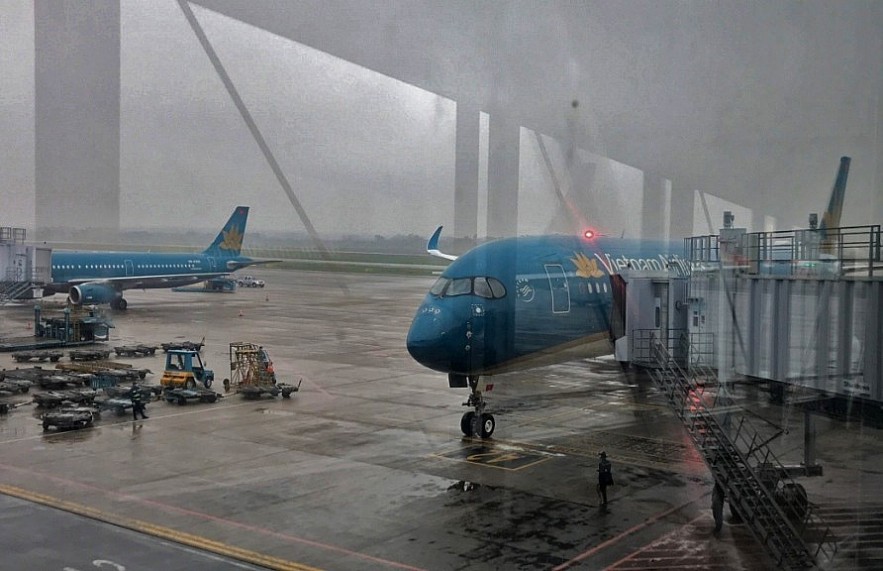 Over three days, storm number 5 impacted 460 flights across Vietnam. Photo illustration: CAA.