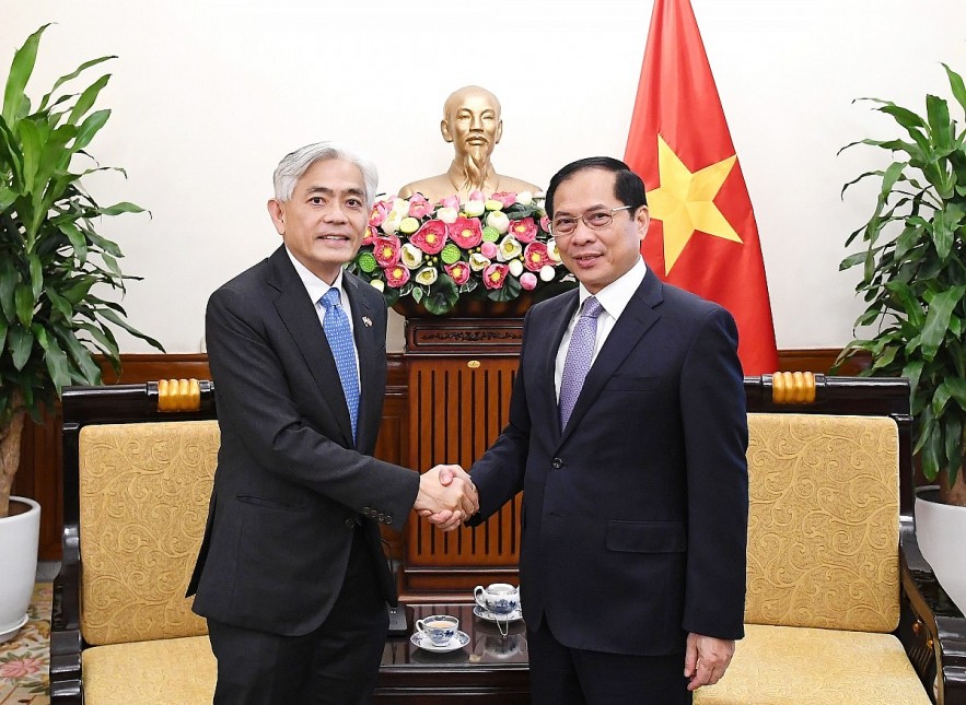 Vietnamese Deputy Prime Minister and Minister of Foreign Affairs Bui Thanh Son (R) Secretary of the Ministry of Foreign Affairs of Singapore Albert Chua shake hands ahead of their meeting in Hanoi on August 26. (Photo: VGP)