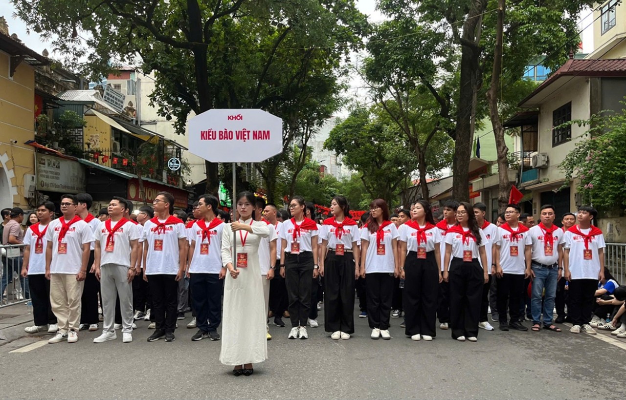 Overseas Vietnamese Join Independence Day Parade: Proud Steps on the Day of Return