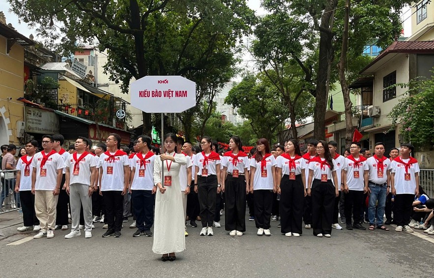 Overseas Vietnamese Join Independence Day Parade: Proud Steps on the Day of Return