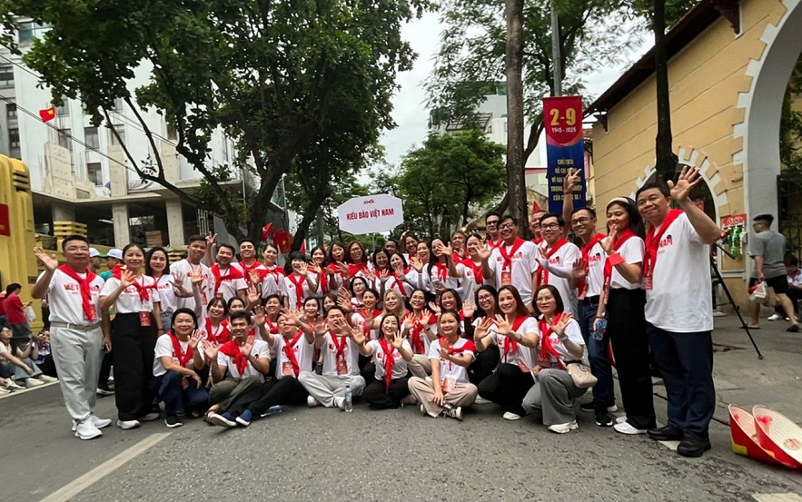 Overseas Vietnamese Join Independence Day Parade: Proud Steps on the Day of Return