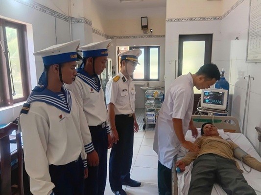 Truong Sa Military Doctors Swiftly Save Fisherman From Stroke