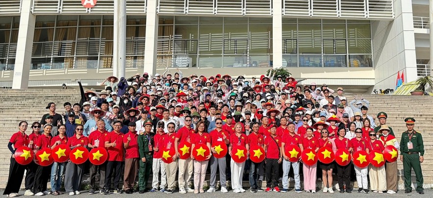 Overseas Vietnamese Join Independence Day Parade: Proud Steps on the Day of Return