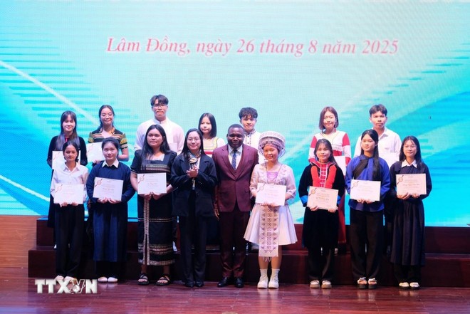 Lam Dong: 155 Vallet Scholarships Awarded To Disadvantaged Students