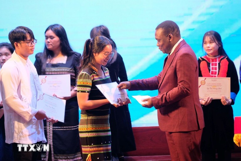 Lam Dong: 155 Vallet Scholarships Awarded To Disadvantaged Students