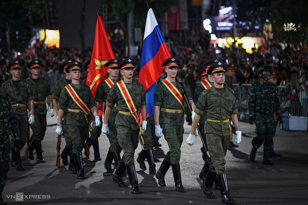 Russian servicemen rehearse the second parade and march (August 24, 2025) in preparation for the 80th Anniversary of the August Revolution and National Day on September 2. (Photo: VnExpress)