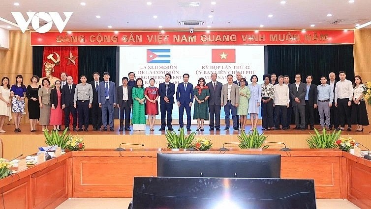 The session focused on comprehensively reviewing cooperation results across multiple sectors under the agreements reached at the 41st session and on agreeing the cooperation agenda for 2025-2026, promoting key programs, projects, and cooperative activities, thereby contributing to reinforcing the traditional friendship, special solidarity, and comprehensive cooperation between Vietnam and Cuba.  Both sides agreed on specific orientations and solutions to further enhance economic, trade, and investment relations, particularly in priority areas such as agriculture and food security; biotechnology, health; and energy.  The 42nd session reaffirmed the commitment of both governments to create all favorable conditions for the business communities of the two countries to cooperate, invest, and do business. Key cooperation documents will be signed, providing a solid legal basis for cooperative activities in the upcoming period.