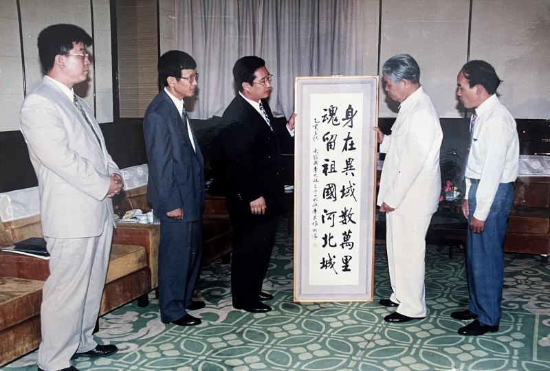 Lee Chang Kun presenting a silk scroll to the late General Secretary Do Muoi.