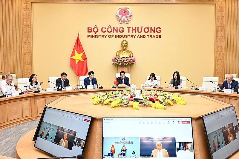 Vietnamese Minister of Industry and Trade Nguyen Hong Dien holds phone talks with Brazilian Minister of Foreign Affairs Mauro Vieira. (Photo: Ministry of Industry and Trade)