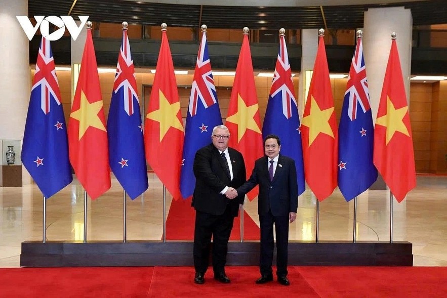 National Assembly Chairman of Vietnam Tran Thanh Man (R) and Speaker of the New Zealand House of Representatives Gerry Brownlee shake hands ahead of their talks in Hanoi on August 28.