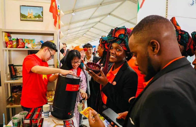 Vietnam Booth at Maputo International Fair (Mozambique) Attracts Many Visitors
