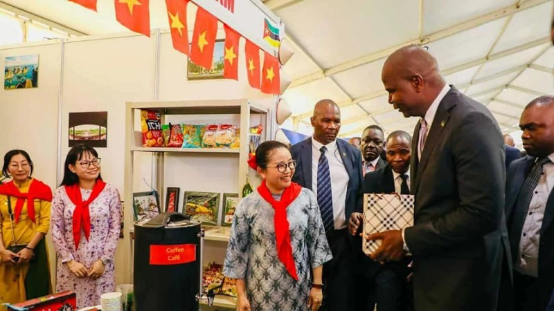 Vietnam Booth at Maputo International Fair (Mozambique) Attracts Many Visitors