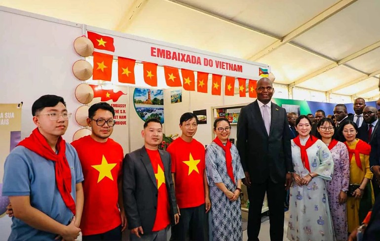 Vietnam Booth at Maputo International Fair (Mozambique) Attracts Many Visitors