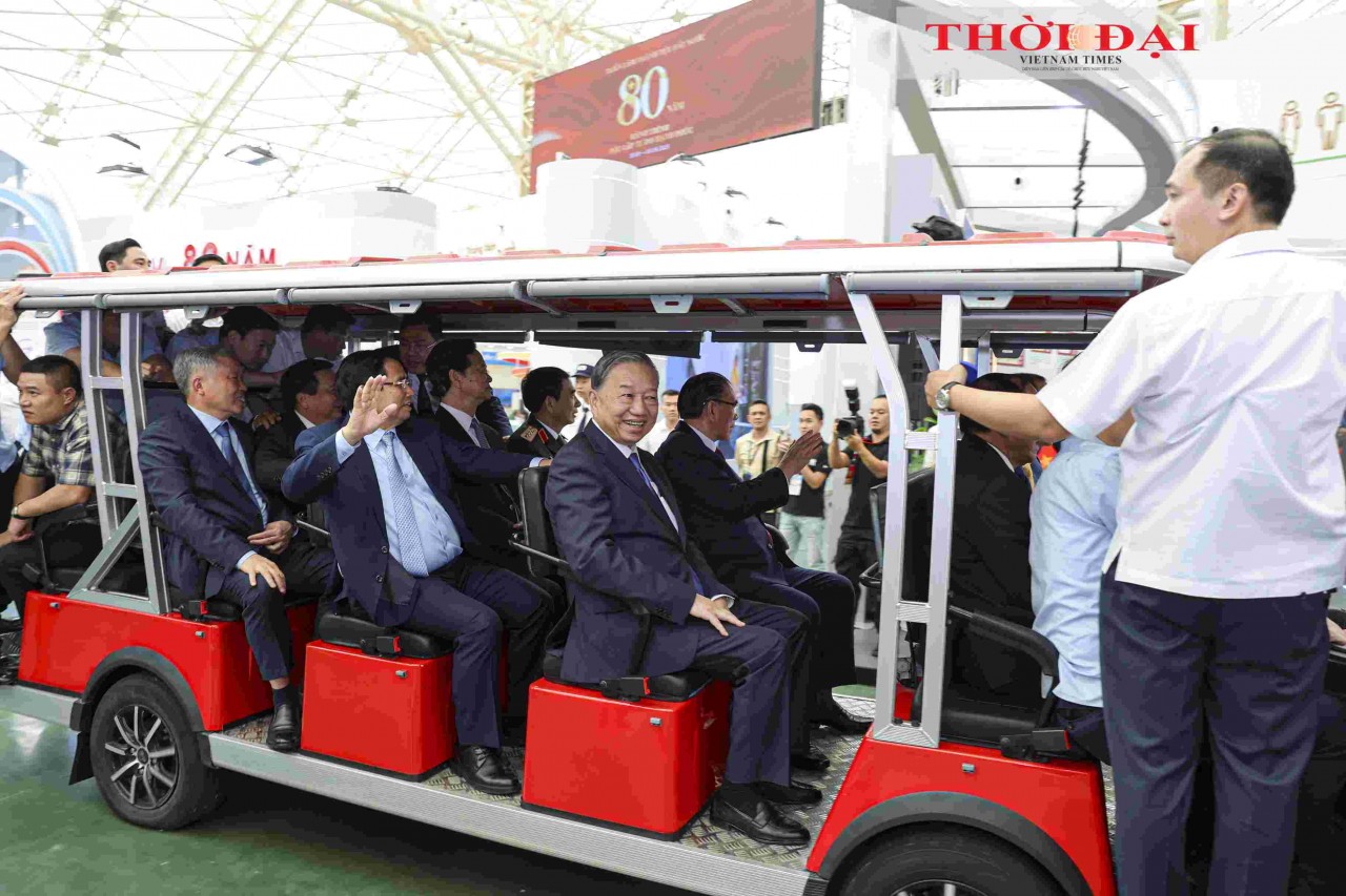 General Secretary To Lam, Prime Minister Pham Minh Chinh, and other Party and State leaders toured the exhibition space “Vietnam - The Journey to a New Era.” (Photo: Dinh Hoa)