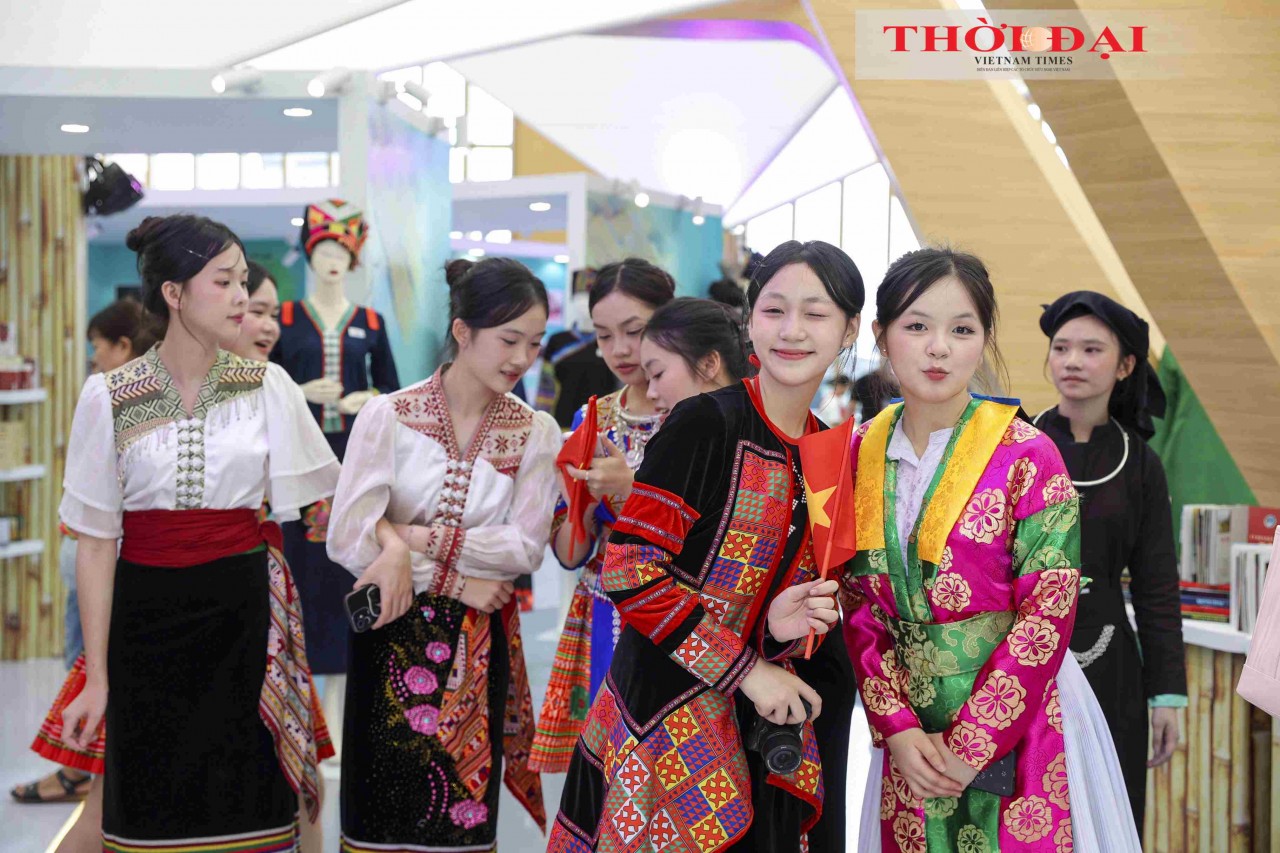 Youth from various ethnic groups, dressed in traditional attire, were present at the booth of the Ministry of Ethnic and Religious Affairs, showcasing the cultural diversity of Vietnam. (Photo: Dinh Hoa)