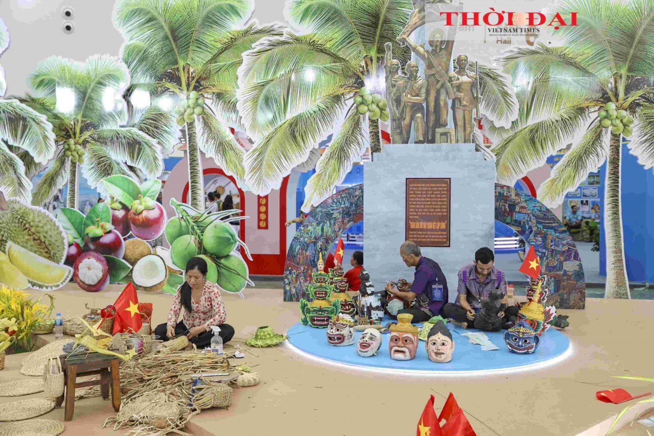 The exhibition space “Rich Province, Strong Nation” presented achievements of the renovation era; the history of formation, development, and transformation; along with cultural identity, advantages, and development potential of 34 provinces and cities. (Photo: Dinh Hoa)