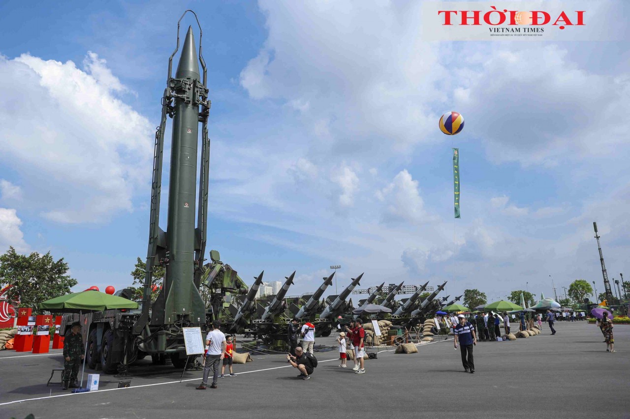 The exhibition space “The Sword and the Shield” by the Ministry of Public Security and the Ministry of National Defense introduced a variety of modern equipment, attracting large numbers of visitors. (Photo: Dinh Hoa)