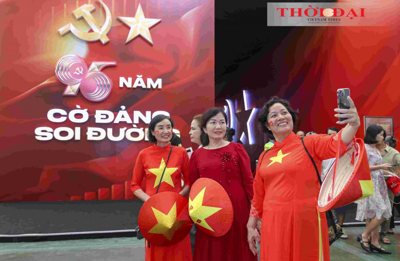 Visitors captured moments at the display space “95 Years of the Party Flag Lighting the Way” within the framework of the National Achievements Exhibition. (Photo: Dinh Hoa)