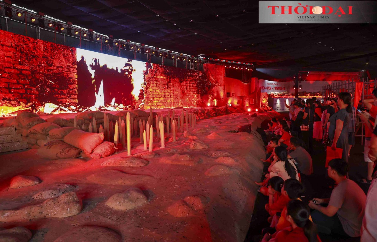 Visitors looked back on the nation’s historical milestones through 3D mapping technology. (Photo: Dinh Hoa)