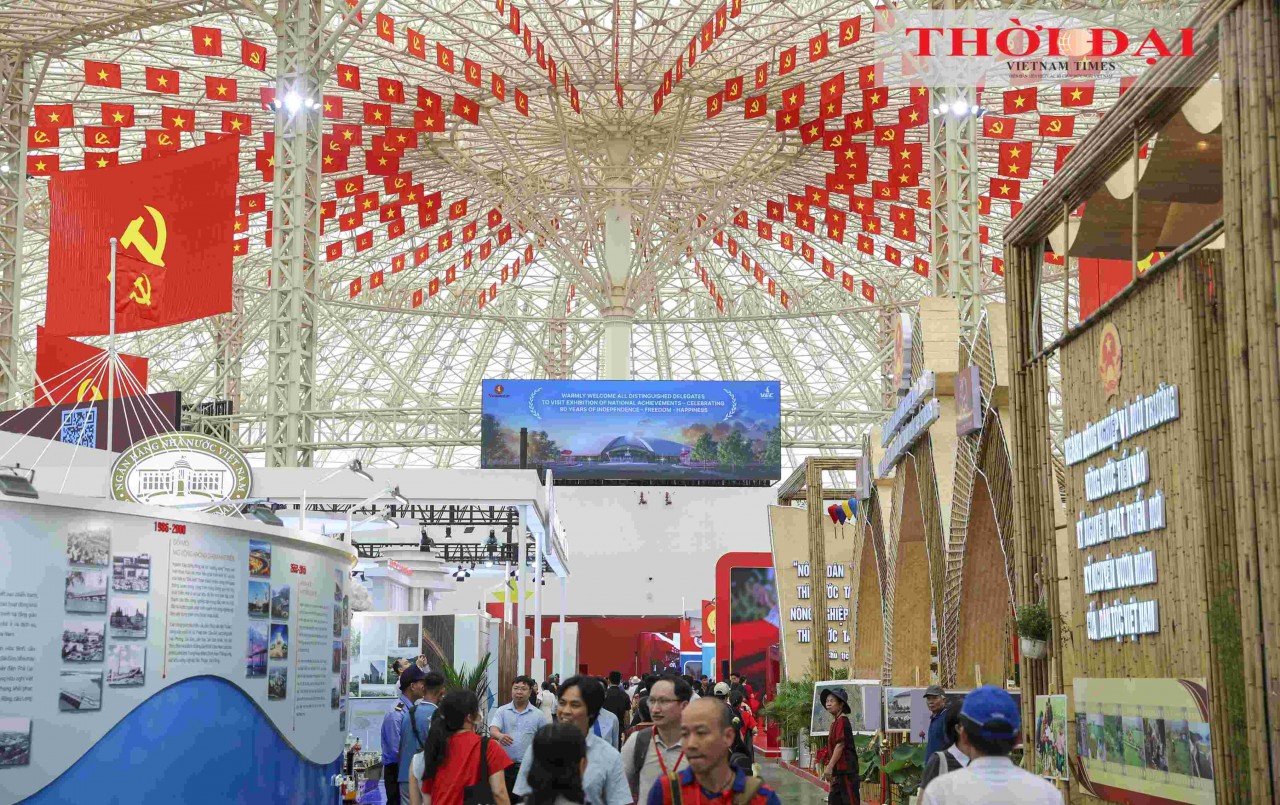 The National Achievements Exhibition is the largest of its kind to date, with the participation of 28 central ministries and agencies, 34 localities, and more than 110 major enterprises and economic groups. With over 230 booths covering the entire area of the Exhibition Center, it showcases achievements across nearly 180 professions and fields, featuring both indoor and outdoor display spaces. The exhibition is open to the public and visitors from August 28 to September 5, 2025. (Photo: Dinh Hoa)