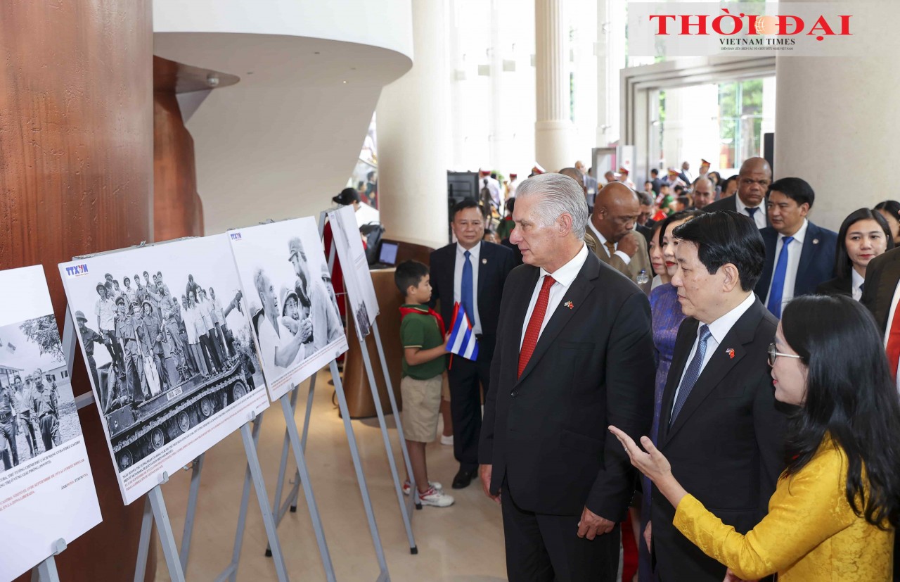 President Lương Cường and his spouse, together with First Secretary of the Central Committee of the Communist Party of Cuba, President of the Republic of Cuba Miguel Díaz-Canel Bermúdez and his spouse, viewed a photo exhibition marking 65 years of Vietnam–Cuba diplomatic relations. (Photo: Đinh Hòa)