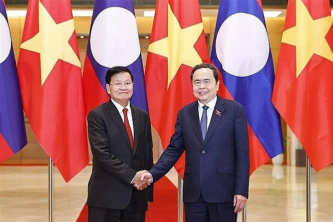 Vietnamese NA Chairman Tran Thanh Man (R) meets with Party General Secretary and President of Laos Thongloun Sisoulith in Hanoi on September 2. (Photo: VNA)