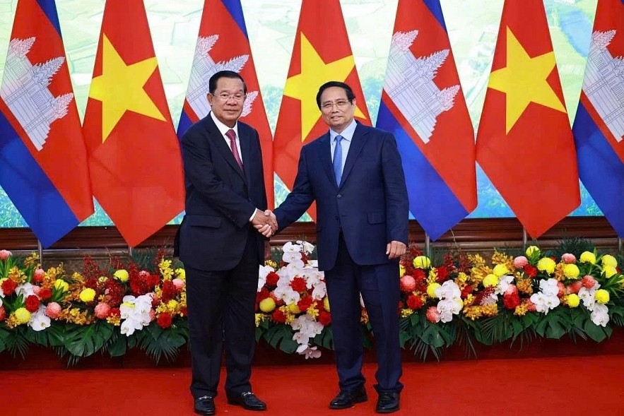 Prime Minister Pham Minh Chinh (R) meets Cambodian People’s Party President and Senate President Hun Sen in Hanoi on September 2.