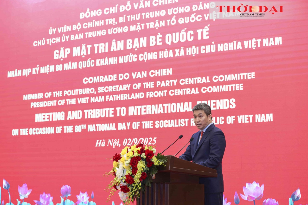 President of the Viet Nam Union of Friendship Organizations Phan Anh Son delivers remarks at the meeting. (Photo: Dinh Hoa)
